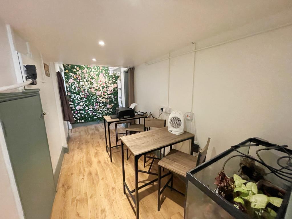 Lot: 116 - MIXED USE INVESTMENT - TWO SHOPS, FOUR FLATS AND GARAGE WITH POTENTIAL -